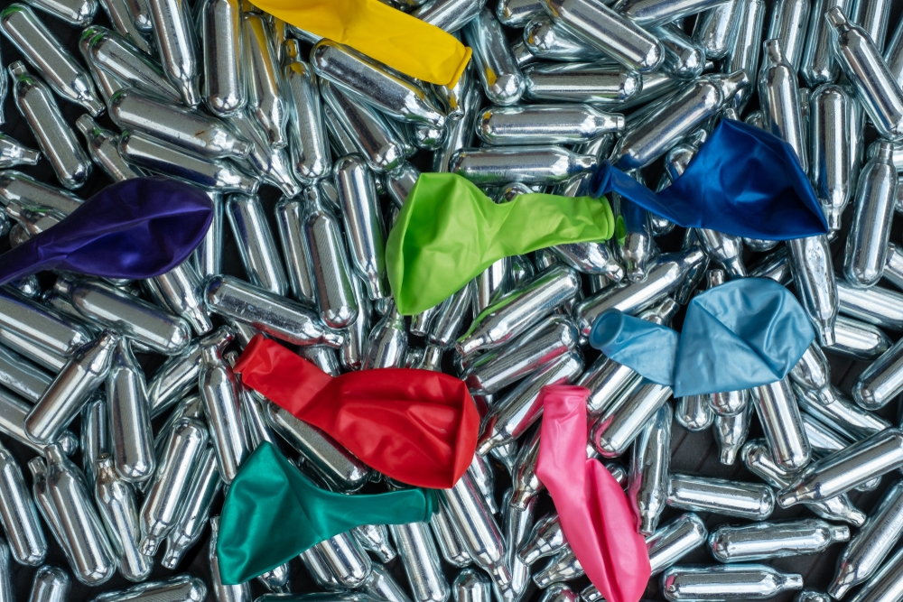 nitrous oxide balloons and canisters